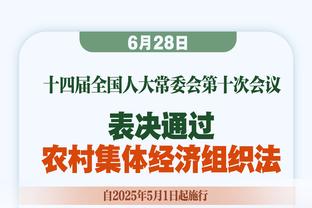 又是你俩？德保罗卷起上衣秀完美身材，和梅西开心聊天~